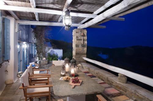 KhatzirádhosにあるElegant island houseの- パティオ(夜間のテーブルと椅子付)