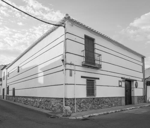 une photo en noir et blanc d'un bâtiment dans l'établissement LA ALDABA, antigua casa de labor, à Almagro