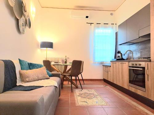 uma sala de estar com um sofá e uma cozinha em APARTMENT SOPHIE 45 em Ferrara