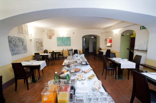 a dining room with tables and chairs in a restaurant at Hotel Charleston in Spoleto