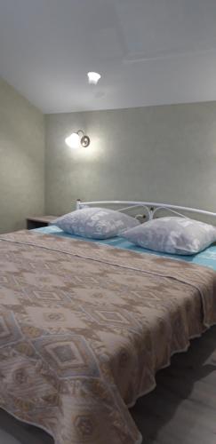 uma cama com duas almofadas num quarto em квартира-студия в г. Кропивницком (Кировограде) em Kirovohrad