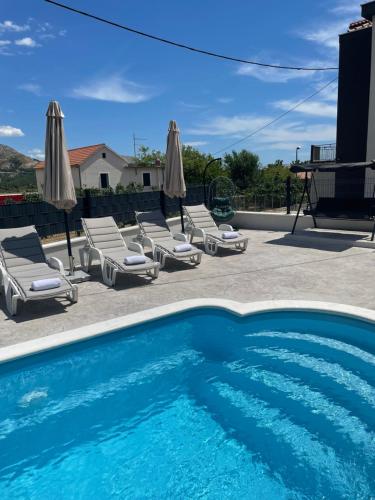 Bazén v ubytování Apartments Antini nebo v jeho okolí