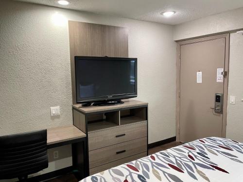 Μια τηλεόραση ή/και κέντρο ψυχαγωγίας στο Red Roof Inn Lafayette, LA