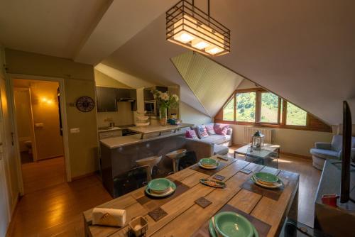 una cucina e un soggiorno con tavolo in legno di Apartamentos Formigal - admite mascotas a Formigal