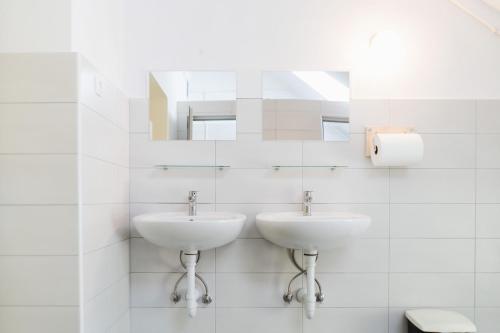 Ένα μπάνιο στο Hostel Idrija