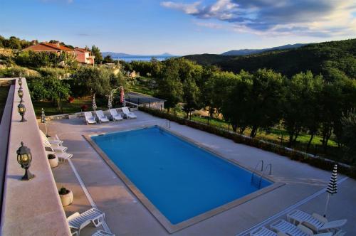 Vue sur la piscine de l'établissement Apartments Villa Venera ou sur une piscine à proximité