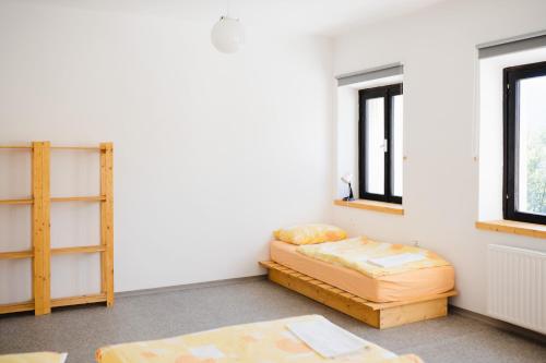 Ένα ή περισσότερα κρεβάτια σε δωμάτιο στο Hostel Idrija
