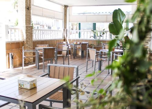 een kamer met tafels en stoelen in een restaurant bij Hotel Restaurante Vía Sevilla - Cádiz by MA 22 Puntos in El Cuervo