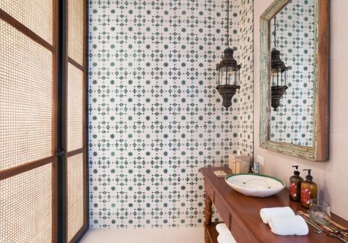 a bathroom with a sink and a mirror at Villa Bokeh Relais & Châteaux in Antigua Guatemala