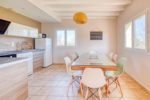 a kitchen and dining room with a table and chairs at Le Grand Cottage Nature Bien-Etre du Tarn entre Toulouse et Albi & Les Cottages du Tarn in Peyrole