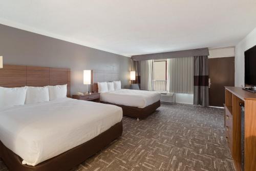 Postel nebo postele na pokoji v ubytování Clarion Hotel Concord-Walnut Creek
