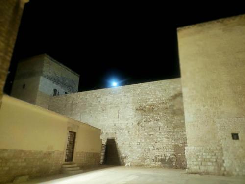 un edificio con una luz encima por la noche en La nicchia di Mary, en Bisceglie