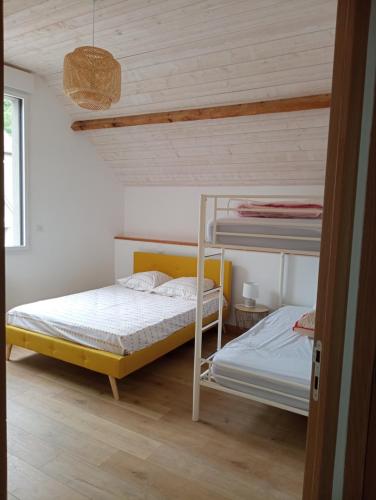 - une chambre mansardée avec 2 lits superposés dans l'établissement Jolie maison de ville en bord de Neste 8/9 pers, à Sarrancolin