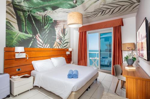 een slaapkamer met een bed met blauwe schoenen erop bij Hotel Parigi in Bibione