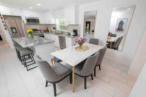 Dapur atau dapur kecil di Beautiful House, Walking Distance to Stadium