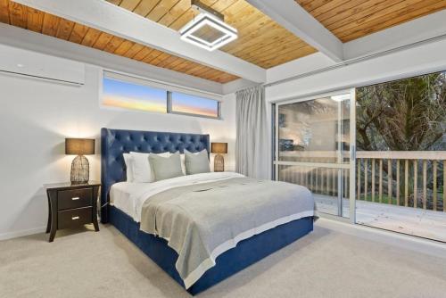 Postel nebo postele na pokoji v ubytování Hilltop Retreat with Seaview, Sauna, Spa & Pool