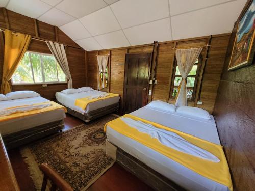 A bed or beds in a room at Hotel y Restaurante La Cabaña el Viajero