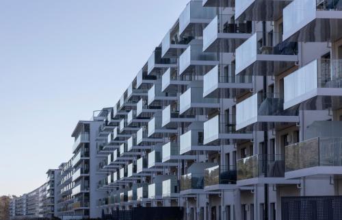 an external view of a building with glass balconies at Ein Katzensprung zum Meer - 3 Zi, 2 Bäder, Balkon in Binz