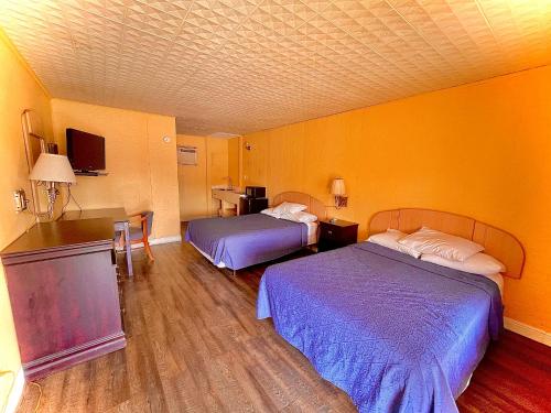 Ένα ή περισσότερα κρεβάτια σε δωμάτιο στο Tropic Motel