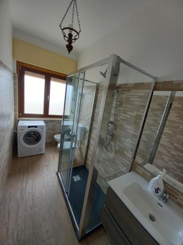 een badkamer met een douche, een wastafel en een toilet bij Serravalle Apartment in Serravalle Scrivia