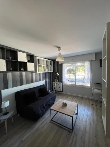 un salon avec un canapé et une table basse dans l'établissement Studio Les Voiles de la Baule, à La Baule