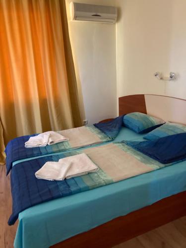 Katil atau katil-katil dalam bilik di Family hotel Neptun - Lozenets