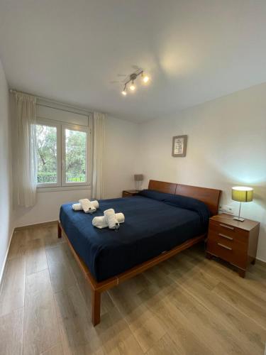 1 dormitorio con 1 cama con 2 toallas en Calella golfet sobremar en Calella de Palafrugell