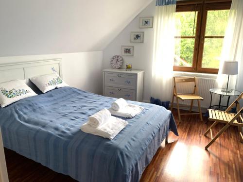 sypialnia z łóżkiem z ręcznikami w obiekcie Dom nad jeziorem Tajty w mieście Giżycko
