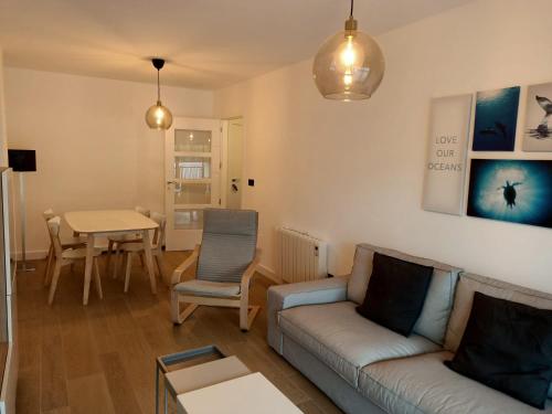 A seating area at Apartamento Playa Canelas II