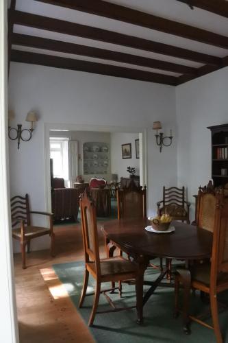 a dining room with a table and chairs at Tapada Nacional de Mafra in Mafra