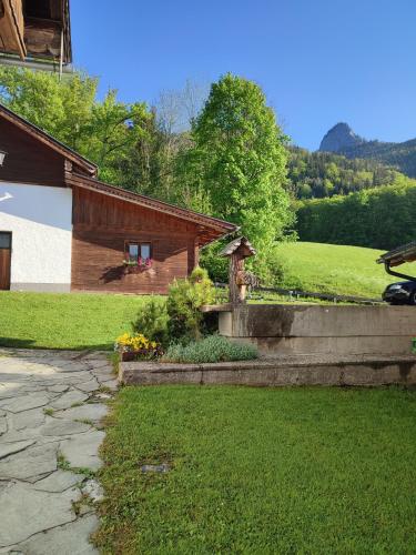 une maison avec un escalier en pierre et une cour dans l'établissement Grafbauer, à Sankt Wolfgang im Salzkammergut