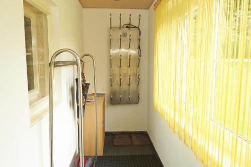 フラタッハにあるFerienhaus Jantscherの大きな窓と廊下