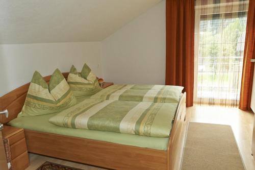 フラタッハにあるFerienhaus Jantscherのベッドルーム1室(枕付きのベッド1台、窓付)