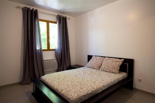 1 dormitorio con cama y ventana en Jolie Maison avec piscine à 10min d’Aix enProvence, en Meyreuil