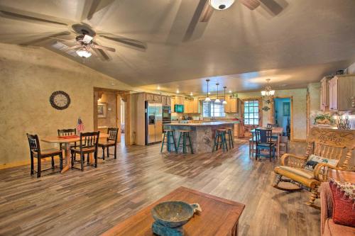 Χώρος καθιστικού στο Kingston House with Fire Pit, Short Walk to Lake!