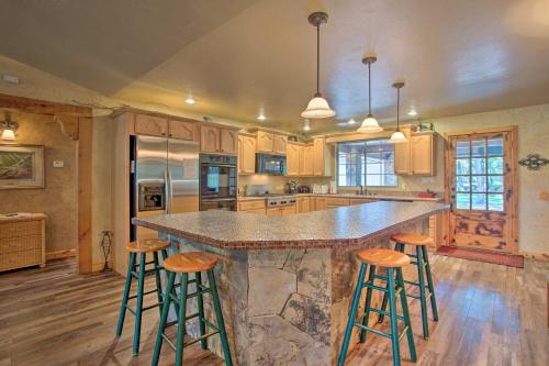 Η κουζίνα ή μικρή κουζίνα στο Kingston House with Fire Pit, Short Walk to Lake!
