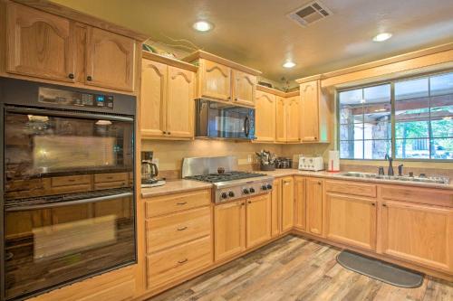 Η κουζίνα ή μικρή κουζίνα στο Kingston House with Fire Pit, Short Walk to Lake!