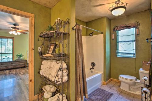Ένα μπάνιο στο Kingston House with Fire Pit, Short Walk to Lake!