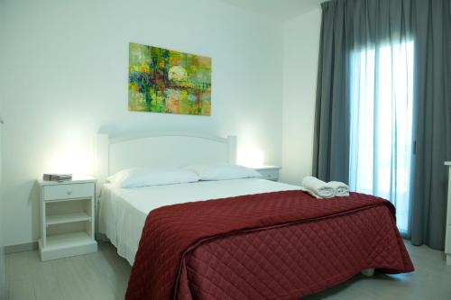 1 dormitorio con 1 cama con manta roja en Casa Luigi en Golfo Aranci