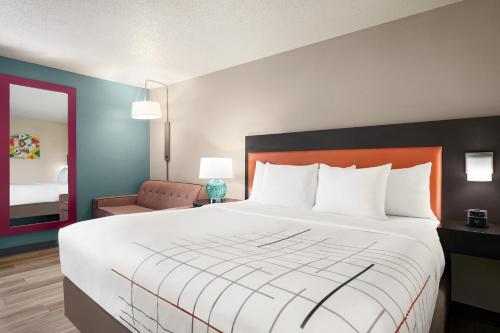 a bed in a hotel room with a large white bed at La Quinta Inn by Wyndham Columbus Dublin in Dublin