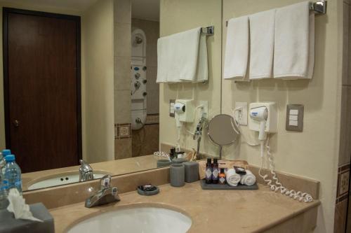 ein Badezimmer mit Waschbecken und Spiegel in der Unterkunft Hotel Villa Mercedes San Cristobal in San Cristóbal de las Casas