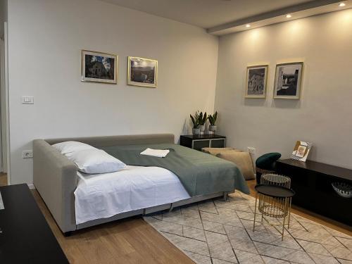 een slaapkamer met een bed en een woonkamer bij Central apartment/free parking/free wifi in Imotski