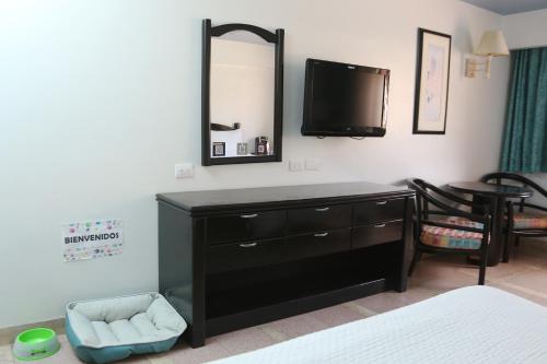 una camera da letto con un comò nero e uno specchio di Gamma Guaymas Armida Hotel a Guaymas