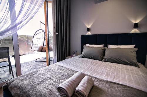 ein Schlafzimmer mit einem großen Bett mit Handtüchern darauf in der Unterkunft Apartament dla dwojga in Zator
