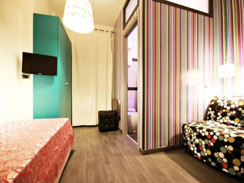 una habitación de hotel con una cama y una silla en Affittacamere Tiburstation, en Roma