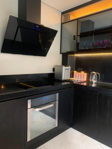 a kitchen with a black counter top with a dishwasher at Apartamento com 3 quartos no centro da cidade 150 metros! in Foz do Iguaçu