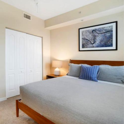 マイアミにあるBeautiful Apartment with Pool in Miamiのベッドルーム1室(大型ベッド1台、木製ヘッドボード付)