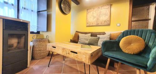 a living room with a couch and a coffee table at Apartamento Rural Sefardí, Barrio Judío de Hervás in Hervás