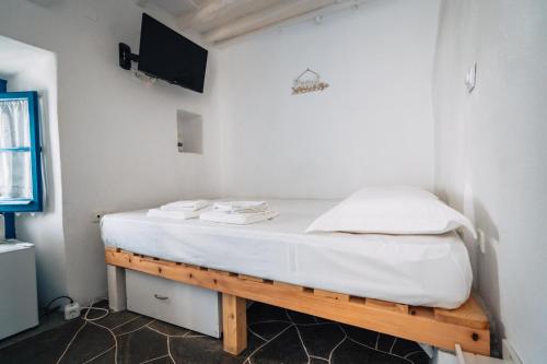 Un pat sau paturi într-o cameră la Avra Guestroom
