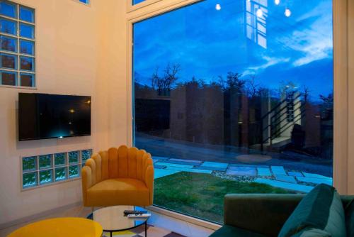 un soggiorno con una grande finestra e un divano di MIRADORES DEL SUSANA DUPLEX I a Ushuaia